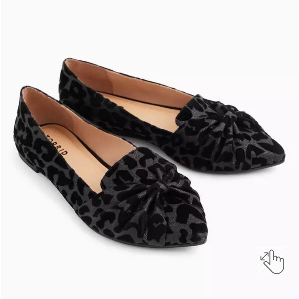 Torrid 7W Shimmer Bow Pointed Toe Loafer (WW) Black leopard print grey flats